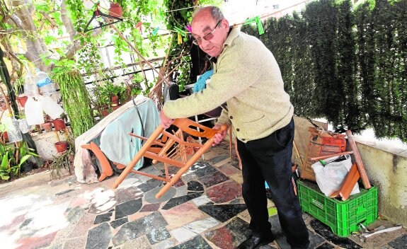 Joaquín, vecino de La Albatalía, muestra ayer cómo le tiró una silla a los tres ladrones que entraron a robar a su casa. 