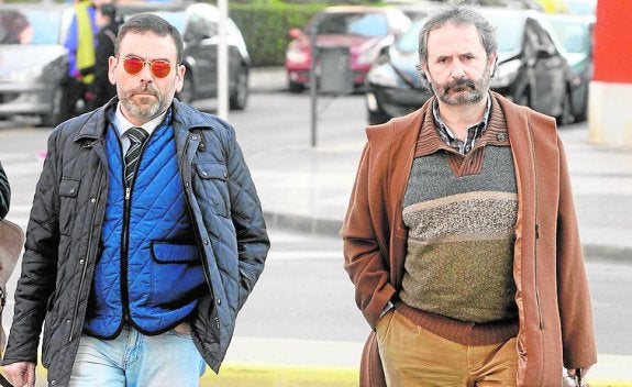 José López y Urruticoechea, en 2015, camino del juzgado. :: a. gil
