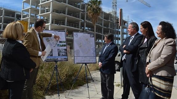 Francisco Bernabé y Francisco Jódar, junto a los planos del proyecto de San Fernando.