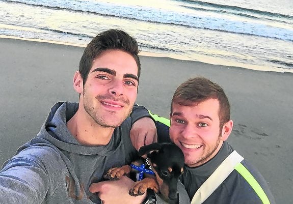  Pareja. Jesús  (izquierda) posa junto a su novio, David. «Aquí está mi felicidad»,  publicó hace un año  en Facebook.  Apoyo. La peña Nenas Cadistas exhibió banderas multicolores de apoyo al árbitro gay en el partido del domingo en el Carranza. 