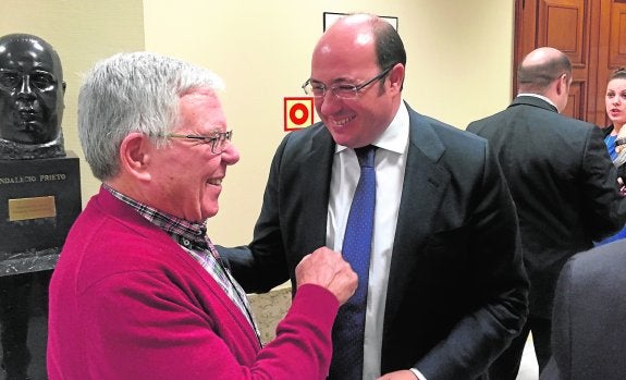 El portavoz de la Plataforma, Joaquín Contreras, y el presidente Sánchez se saludan tras la Comisión de Fomento, ayer, en el Congreso.
