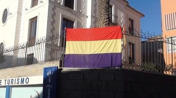 Imagen de la bandera republicana, colgada en la valla exterior del Consistorio.