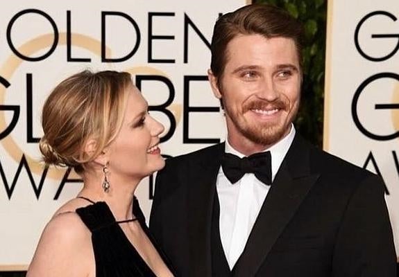 Kirsten Dunst y Garret Hedlund en la alfombra roja de los Globos de Oro de 2016. 