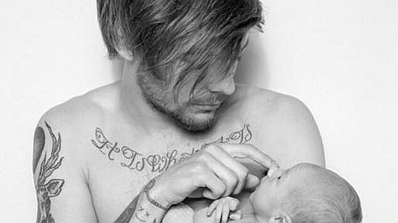 Louis Tomlinson, de One Direction, comparte una foto de su hijo que alimenta el mito