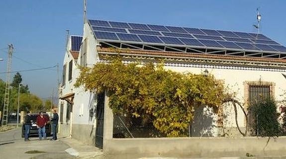 Las placas solares ocupan el tejado de la vivienda, cien por cien sostenible, en Llano de Brujas. 