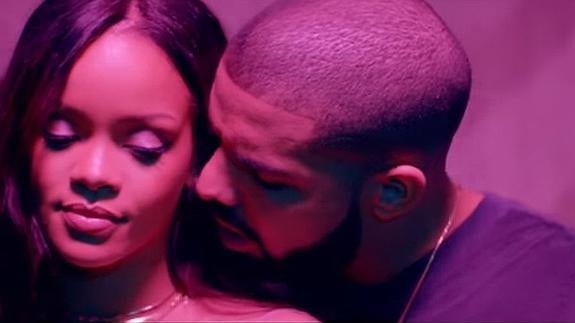 Rihanna sigue calentando a Drake sobre el escenario