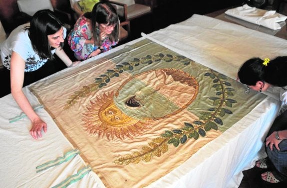 La bandera. Durante el proceso de restauración al que fue sometida en 2011 en Buenos Aires, en una fotografía de Walter Moreno del diario 'Los Andes'.
