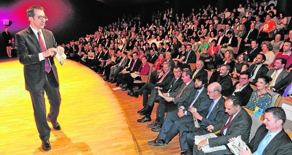 El presentador de la gala, Luis Boyano, pide ayuda a los asistentes para realizar uno de los trucos de magia de la noche. :