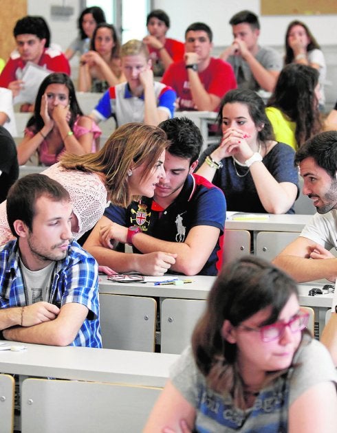 Estudiantes realizando las pruebas de acceso en la UMU. :: f. m. / AGM
