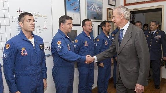 El ministro Pedro Morenés durante su visita, este jueves, a la AGA. 