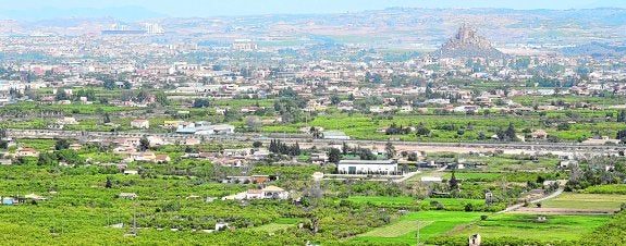 Vista panorámica de la huerta, con el Castillo de Monteagudo al fondo, desde media ladera del monte Miravete.