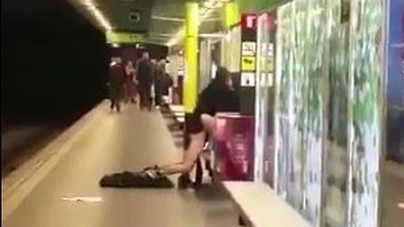 Pareja en Metro de Barcelona