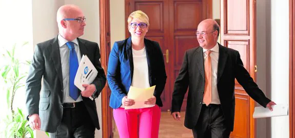 Los consejeros Juan Hernández, Noelia Arroyo y Andrés Carrillo, a la salida del Consejo de Gobierno.