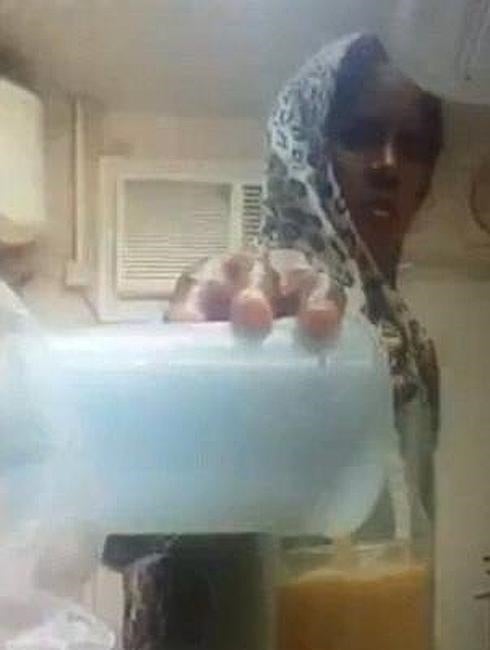 Una familia de Kuwait pone una cámara oculta en la cocina y descubre que una empleada vierte orina en un refresco para la dueña de la casa. 