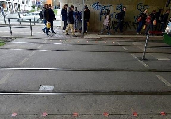 La ciudad alemana de Augsburgo instala luces en los pasos de peatones para adictos al teléfono. 