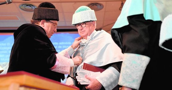 El rector de la UMU, José Orihuela, ayer, imponiendo la medalla de doctor a Joaquín Prats Cuevas.