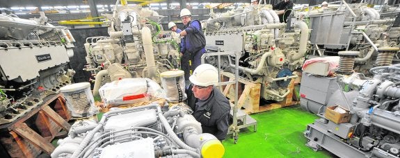 Un grupo de trabajadores de Navantia, en el taller de motores, en una fotografía de archivo.