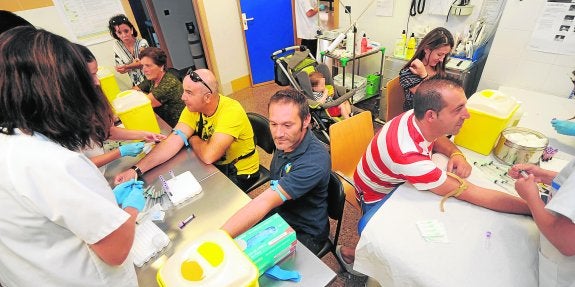 Voluntarios de Totana, sometiéndose a análisis de sangre en el año 2011, cuando se realizó el primer estudio para descubrir nuevos portadores de la mutación del gen BSCL-2.