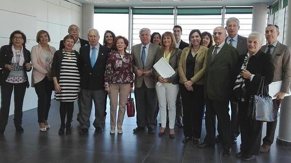 La consejera de Sanidad, Encarna Guillén, y el presidente de la Asociación Española contra el Cáncer, Agustín Navarrete, con el equipo investigador de la consejería, que ha recibido el premio a su proyecto oncológico.