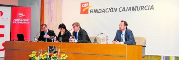 De las Bayonas (1º dcha.), con Federico Ros, de BMN-Cajamurcia; Ana Millán, directora general de Innovación Educativa, y Ramón Madrid, decano del Colegio de Economistas. 