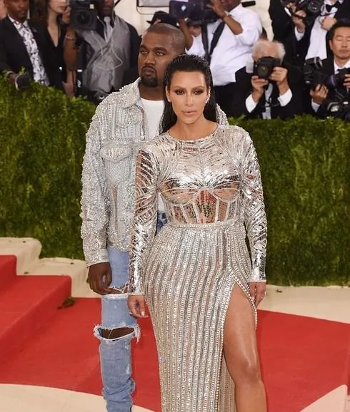 Kim Kardashian y Kanye West en la Gala Met.