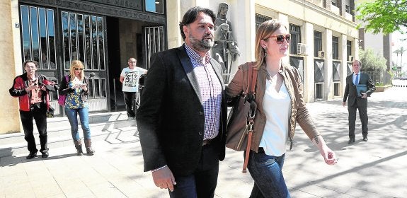 El exalcalde de Totana José Martínez Andreo abandona el Palacio de Justicia de Murcia acompañado por su esposa.