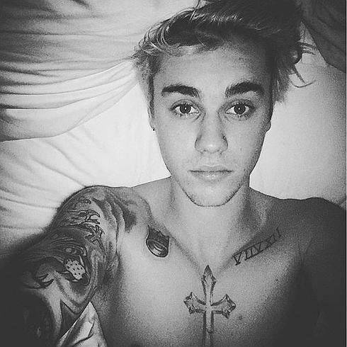 Justin Bieber se hace un selfie sin camiseta.