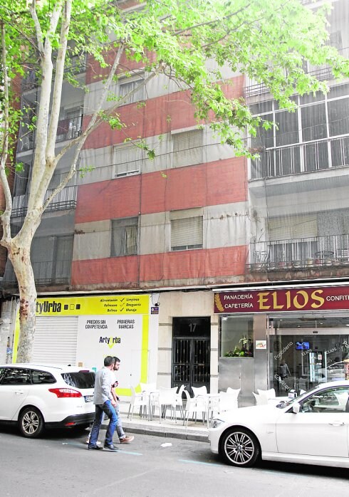 Vista del edificio situado en el número 17 de la calle Ramón y Cajal de Cartagena, protegido por una malla. 