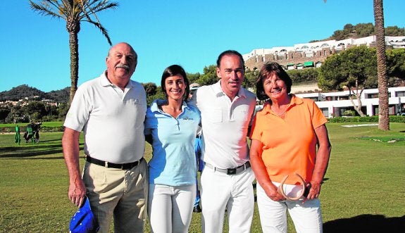 Idoia Carrillo, RR PP del complejo, entre los jugadores Cura (i) y Liria. 