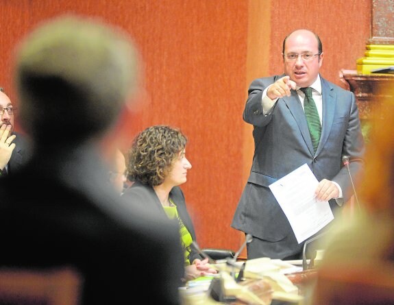 Pedro Antonio Sánchez señala a los diputados de la oposición en su comparecencia de ayer.