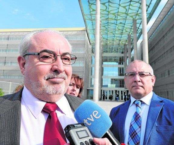 José Luis Mendoza, ayer, junto al letrado José María Caballero Salinas. 