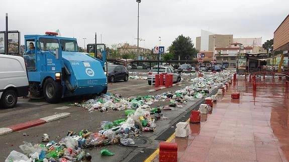 Un operario realiza trabajos de limpieza en el aparcamiento del hipermercado Eroski Infante.