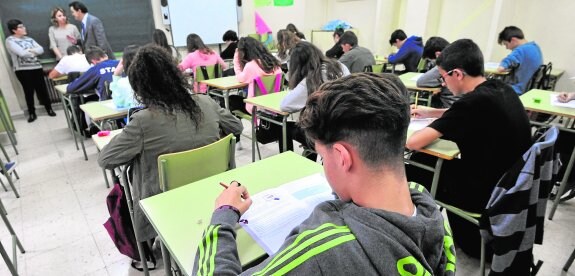 Estudiantes de segundo de Secundaria del IES Miguel Espinosa, en Murcia, realizan el examen. 