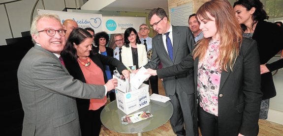 Felipe Coello, Lola Sánchez, el alcalde Ballesta y Rebeca Pérez donando gafas viejas.  