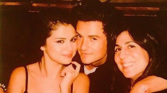 Selena Gomez y Orlando Bloom junto a otra mujer.