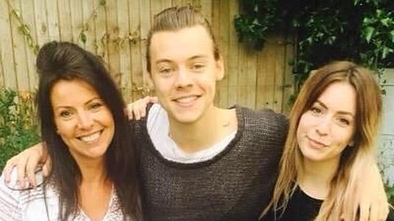 Harry Styles con su madre y su hermana.