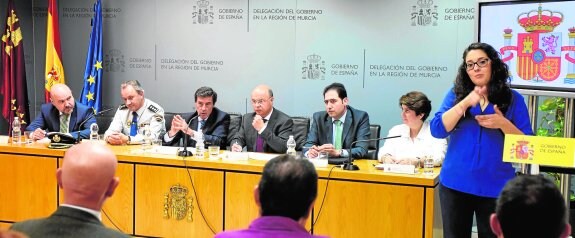 El delegado del Gobierno y el consejero de Hacienda, ayer, junto a los representantes de Cermi y otras autoridades.