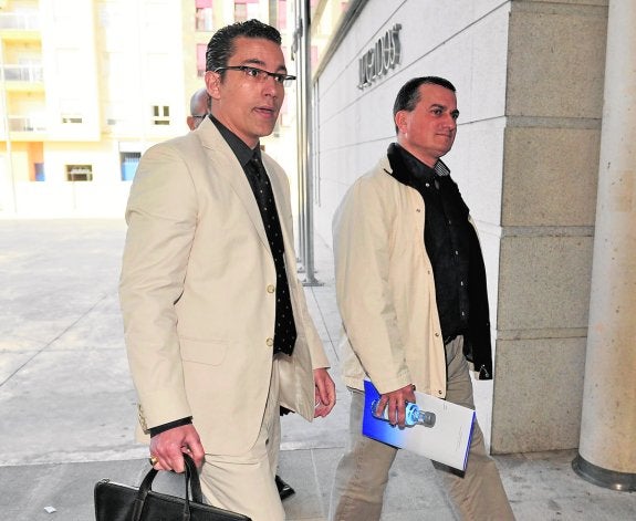 Brígido Palazón, en segundo plano, junto al penalista Raúl Pardo-Geijo, en Cieza.