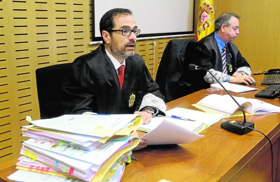 El titular del Juzgado de Menores número 1 de Murcia, el magistrado Rafael Romero, celebrando juicios esta semana junto al letrado de la administración de justicia, José Manuel Martínez. 