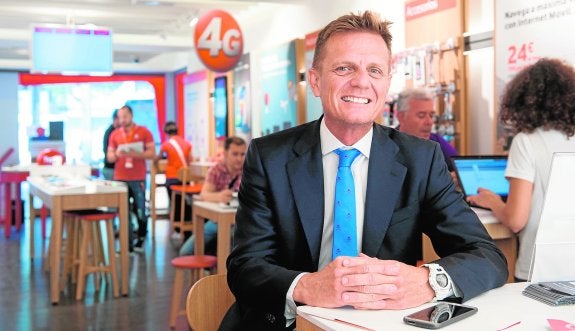 Jesús Suso, director territorial de Vodafone, en una de las tiendas que tiene la operadora en la capital murciana. 