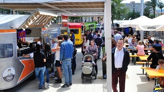 Cientos de murcianos disfrutaron de la oferta gastronómica de las ‘foodtrucks’ durante el fin de semana. 