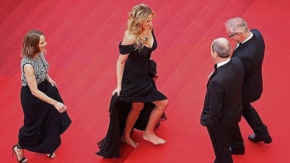 Julia Roberts sube las escaleras de la alfombra roja de Cannes descalza, seguida de Jodie Foster. 