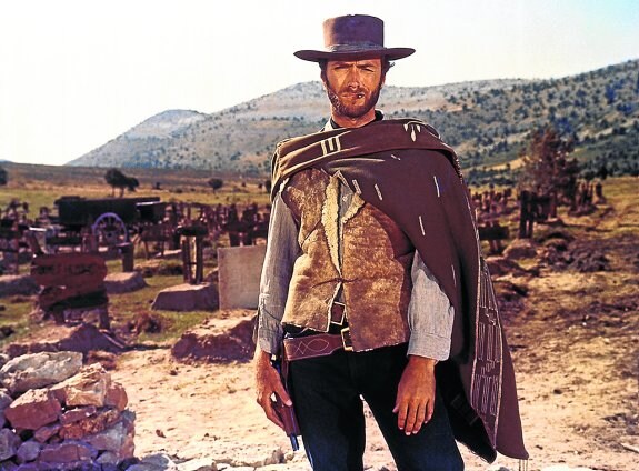  Un miembro del colectivo, en el terreno que están recuperando.   Clint Eastwood, en una de las escenas de 'El bueno, el feo y el malo' rodadas en el cementerio. 