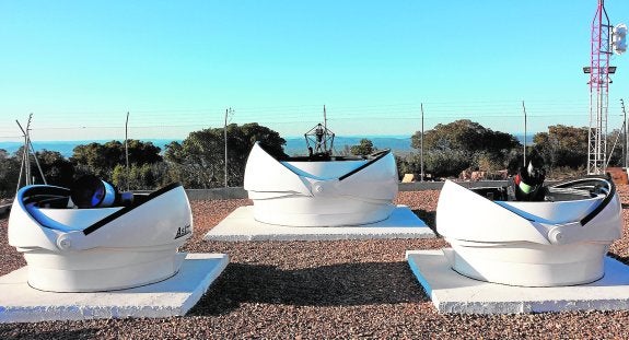 Los tres telescopios que componen el DeSS, con sus cúpulas protectoras abiertas. 