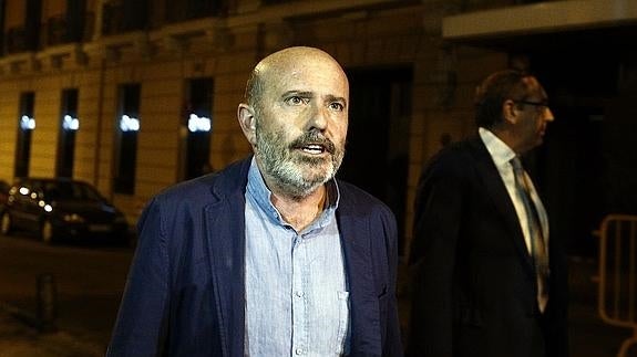 José Antonio Alonso tras prestar declaración ante el juez, después de su detención en octubre de 2014.Ó