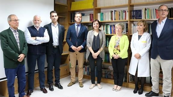 La consejera de Sanidad, Encarna Guillén, antes de la reunión en el hospital Virgen del Castillo de Yecla.