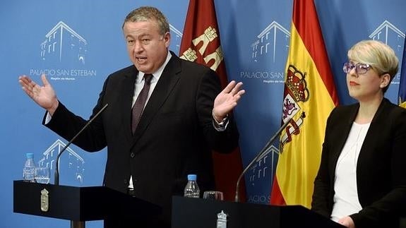 Francisco Bernabé, junto a Noelia Arroyo, durante la rueda de prensa tras el Consejo de Gobierno, este miércoles. 