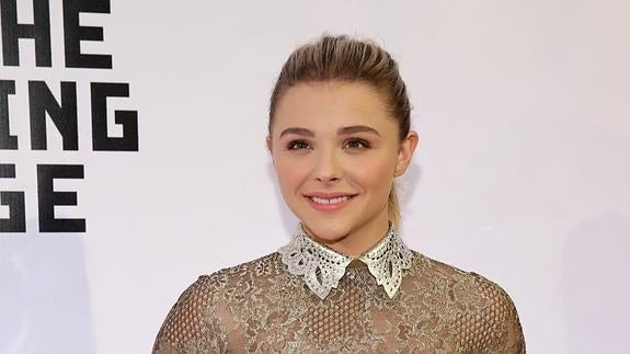 Chloë Moretz arrasa como novia de Brooklyn Beckham