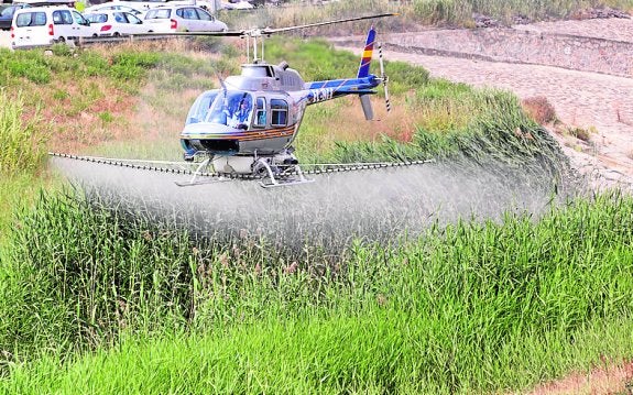 Helicóptero descargando agua el martes a modo de prueba. 