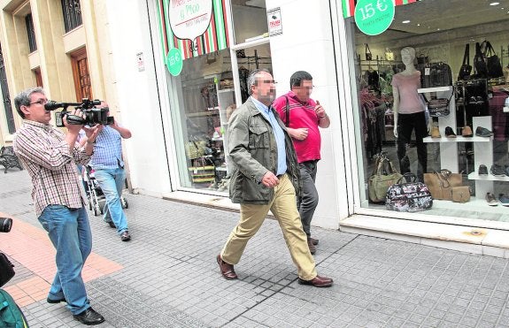Los agentes de la Guardia Civil, este miércoles, tras salir del Ayuntamiento de Cartagena. 